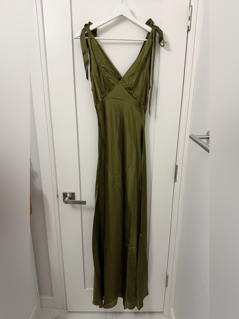 Reformation Pernille Dress in Moss Garden - Picture 2 of 8